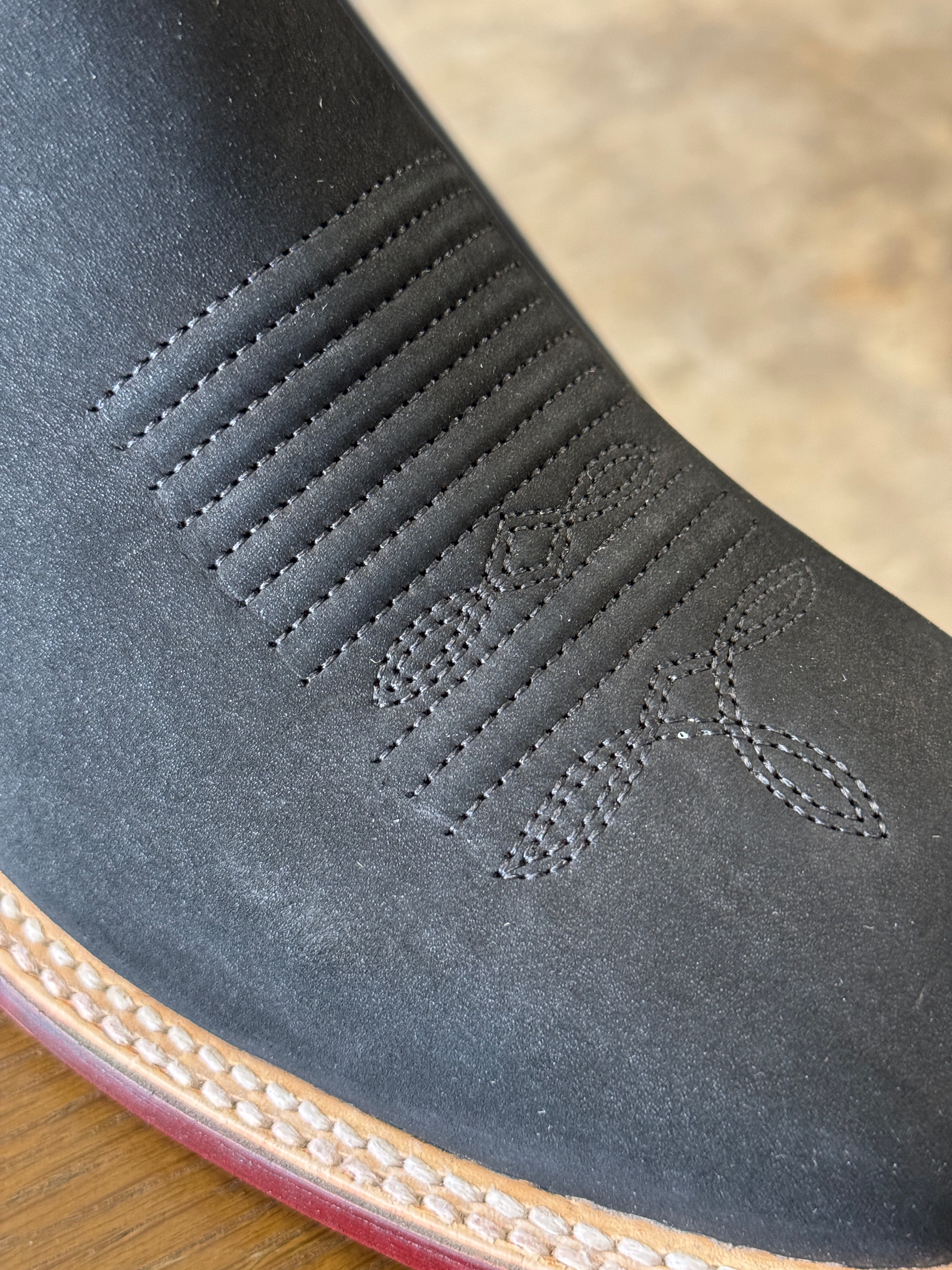 Bota de nobuck negra con punta cuadrada ancha