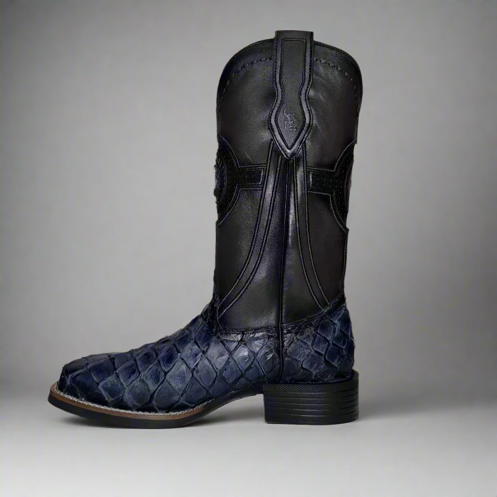 Bota de punta cuadrada tejida con tachuelas y bordados de Pirarucu