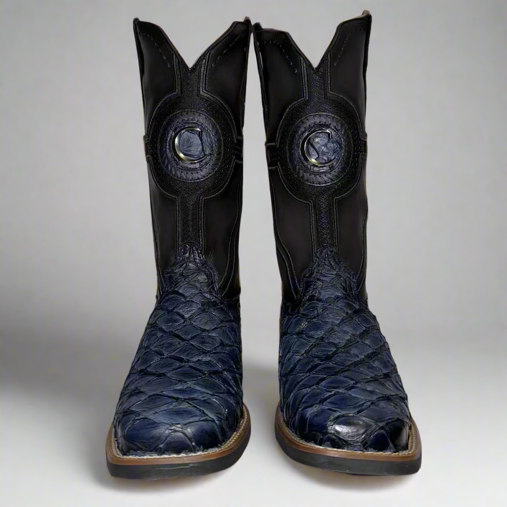 Bota de punta cuadrada tejida con tachuelas y bordados de Pirarucu