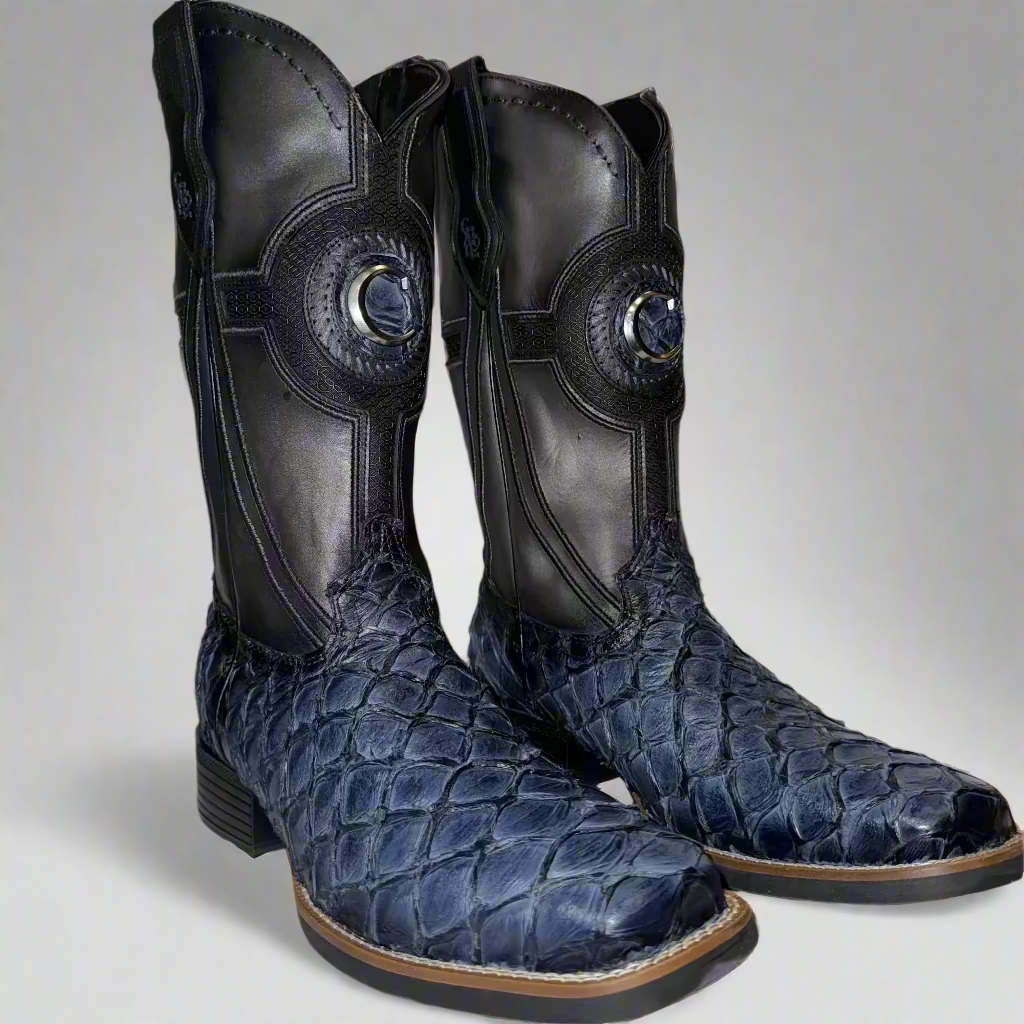 Bota de punta cuadrada tejida con tachuelas y bordados de Pirarucu