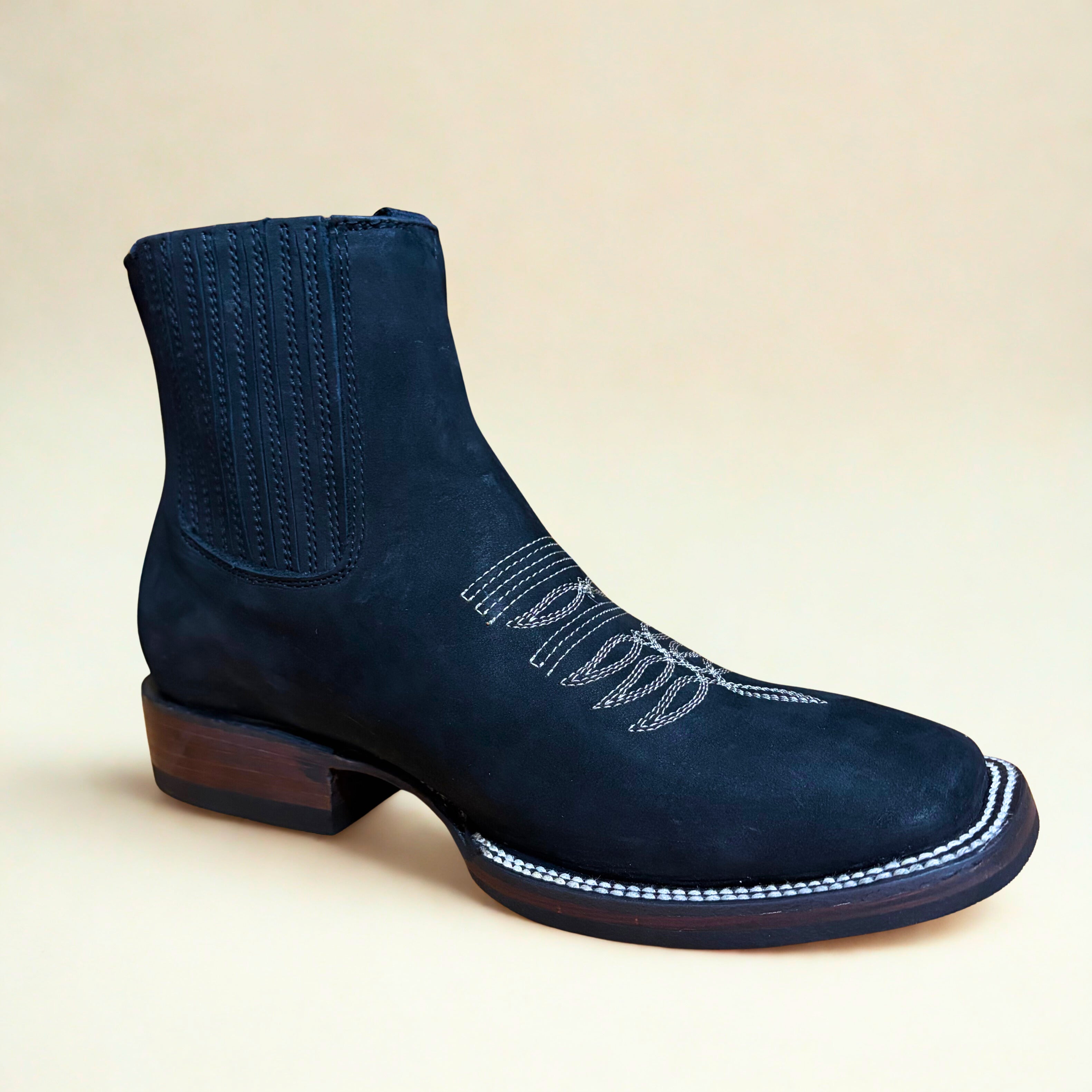 Cerro 1710 Nobuck Black Square Toe Botin