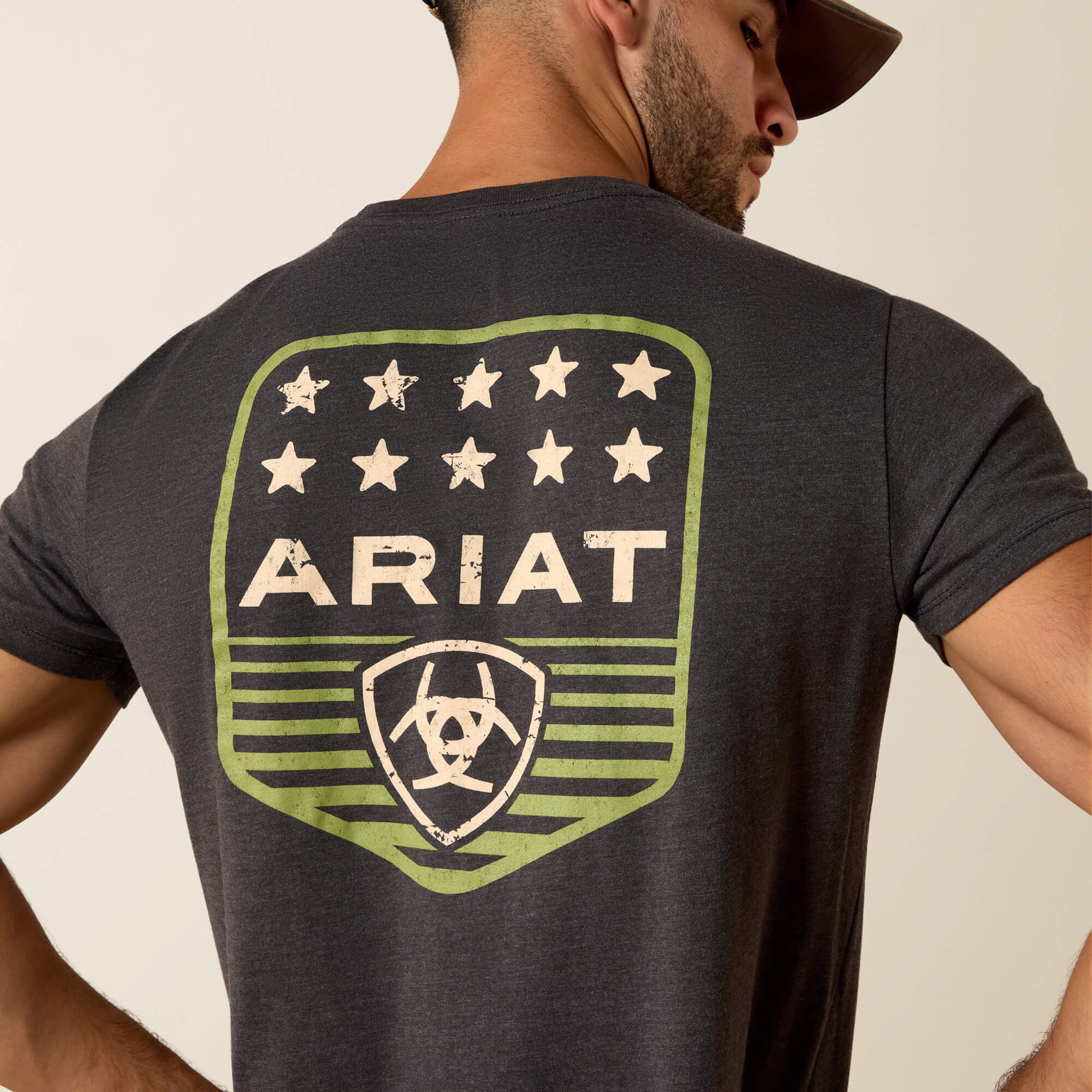 Camiseta Ariat con raya y insignia patriótica