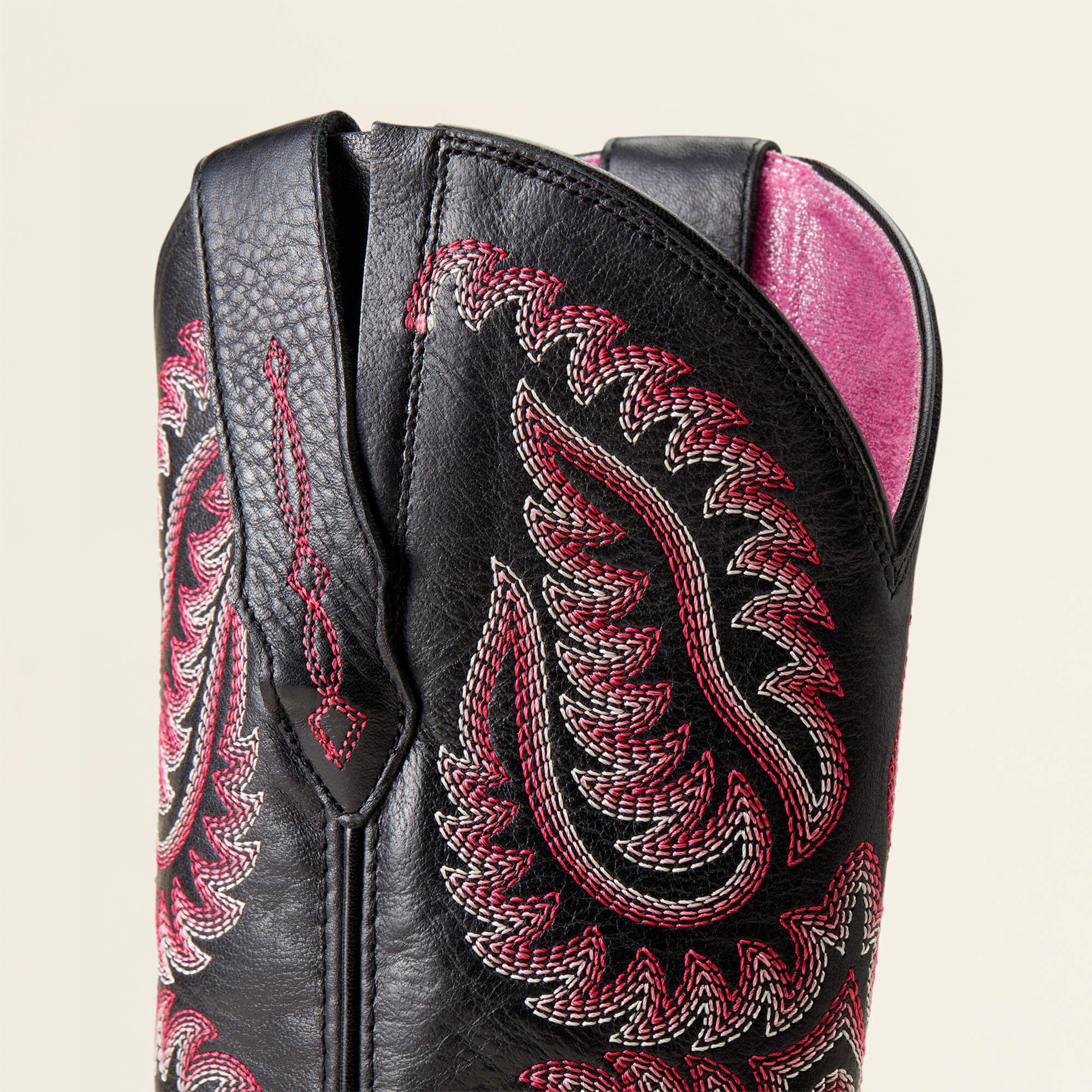 Close-up of Ariat Cattle Caite Stretchfit Western Boot shaft stitching detail