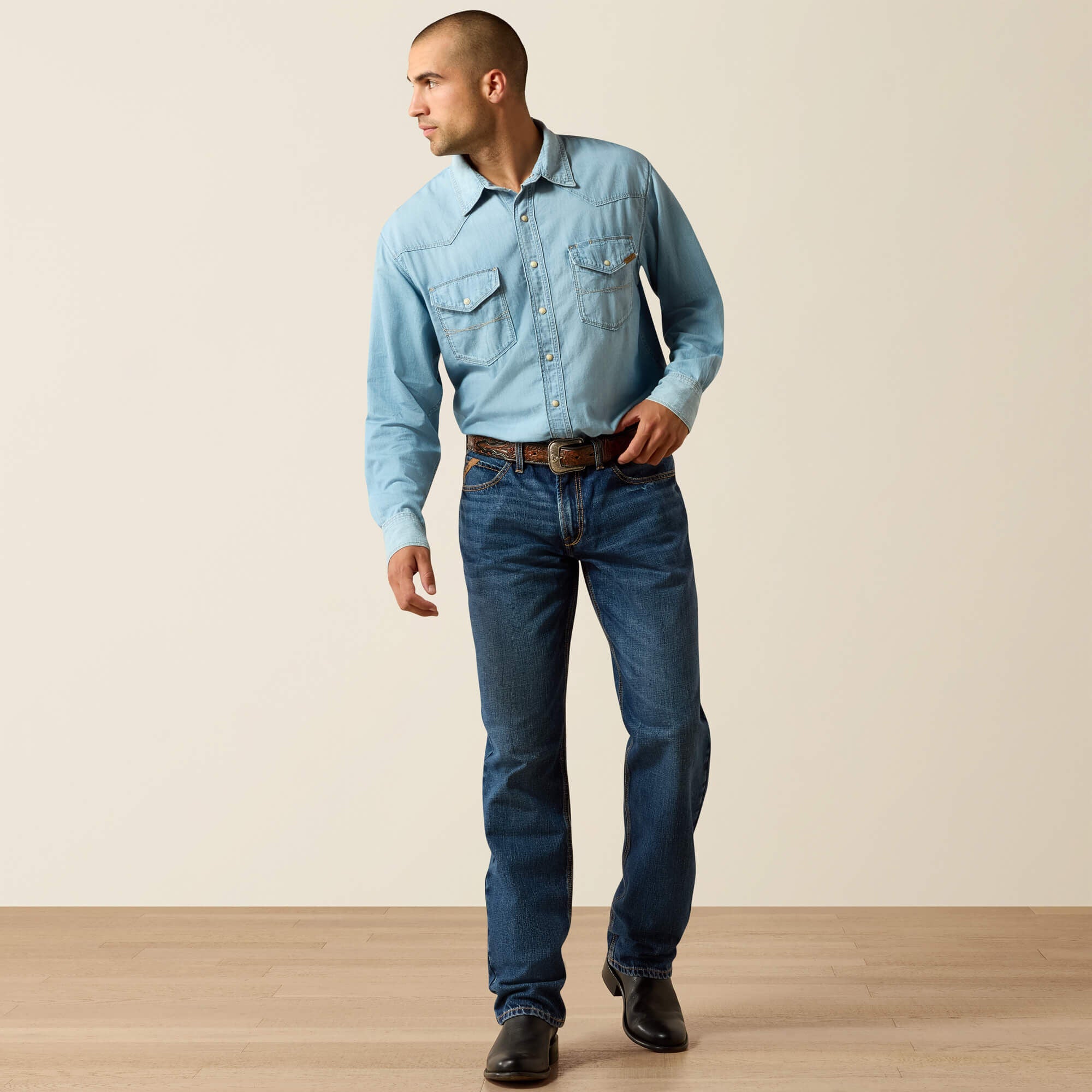 El modelo mide 1,88 m y lleva una talla L de la camisa clásica de cowboy.
