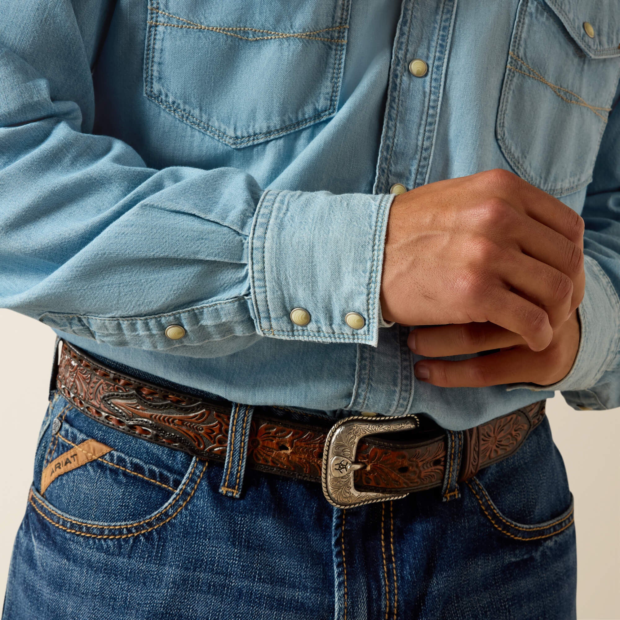 El modelo mide 1,88 m y lleva una talla L de la camisa clásica de cowboy.
