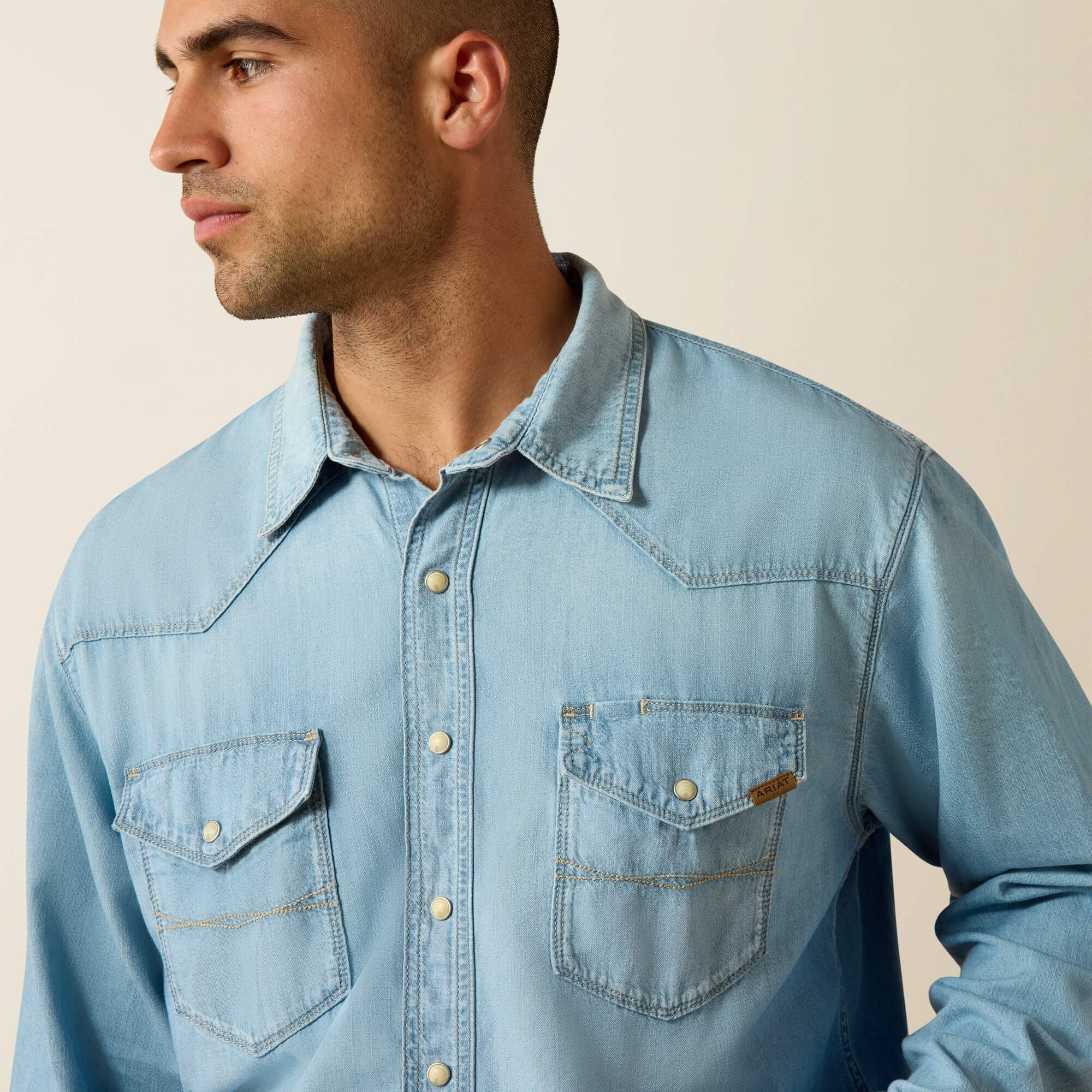 El modelo mide 1,88 m y lleva una talla L de la camisa clásica de cowboy.