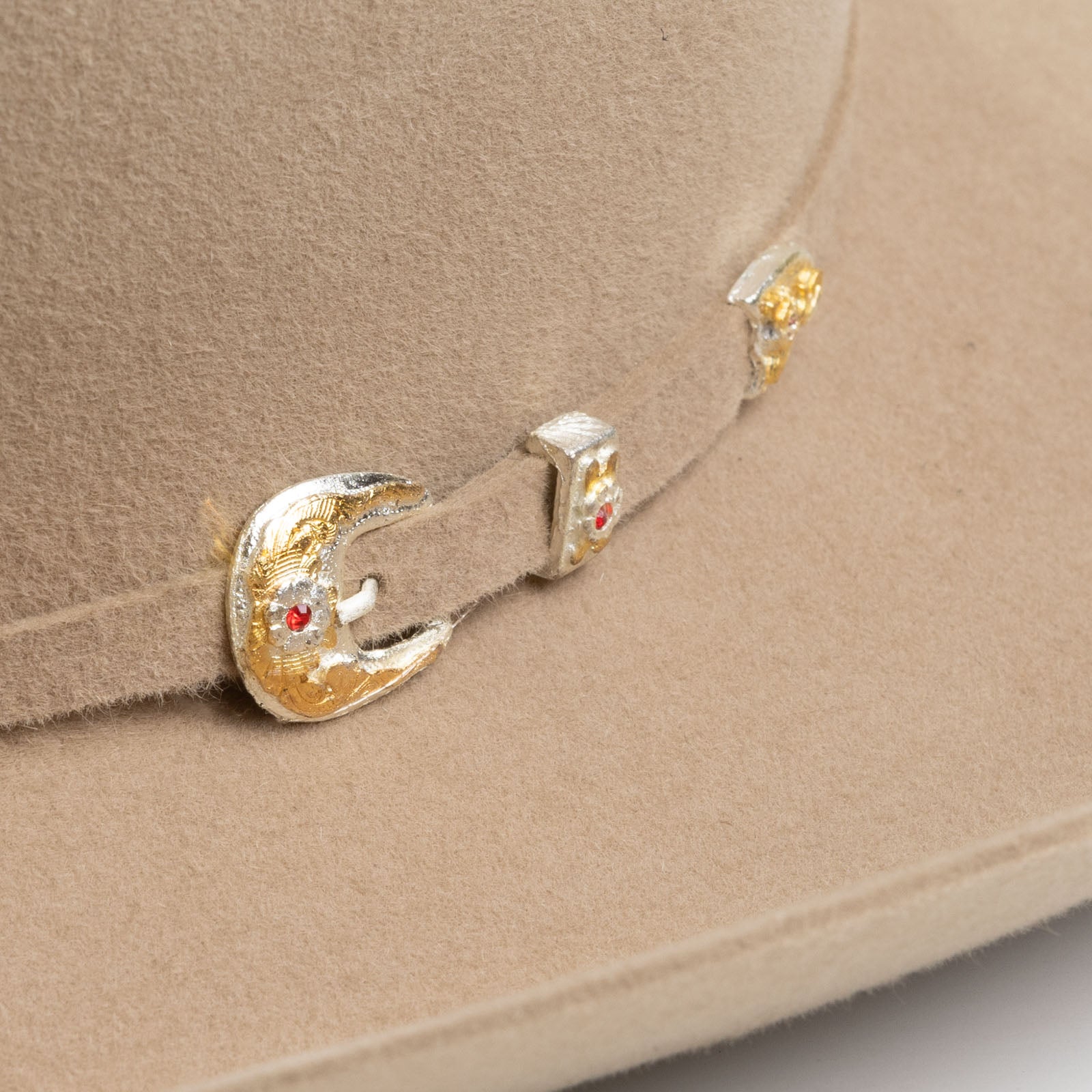 Close-up of buckle set detail on Larry Mahan 6X Real Fawn Fur Felt Western Hat