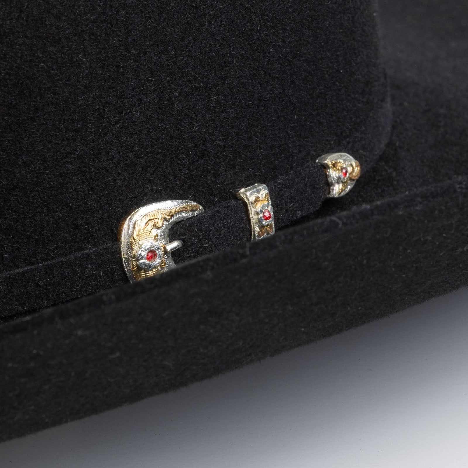 Close-up of buckle set detail on Larry Mahan 6X Real Black Fur Felt Western Hat
