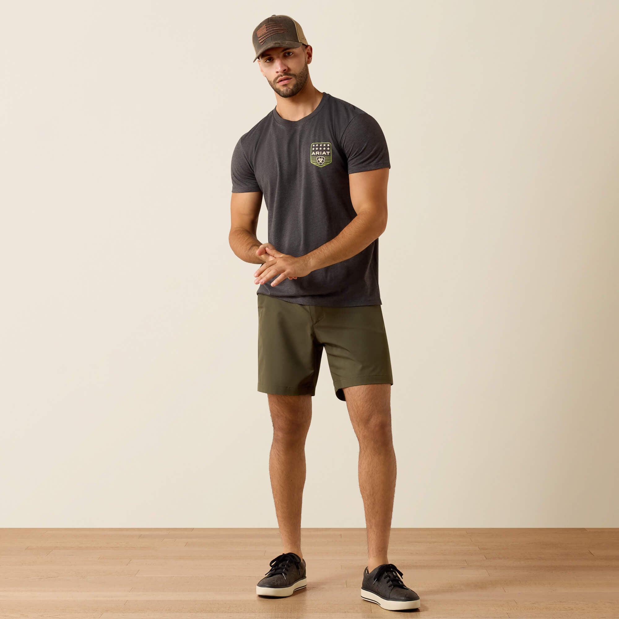Camiseta Ariat con raya y insignia patriótica