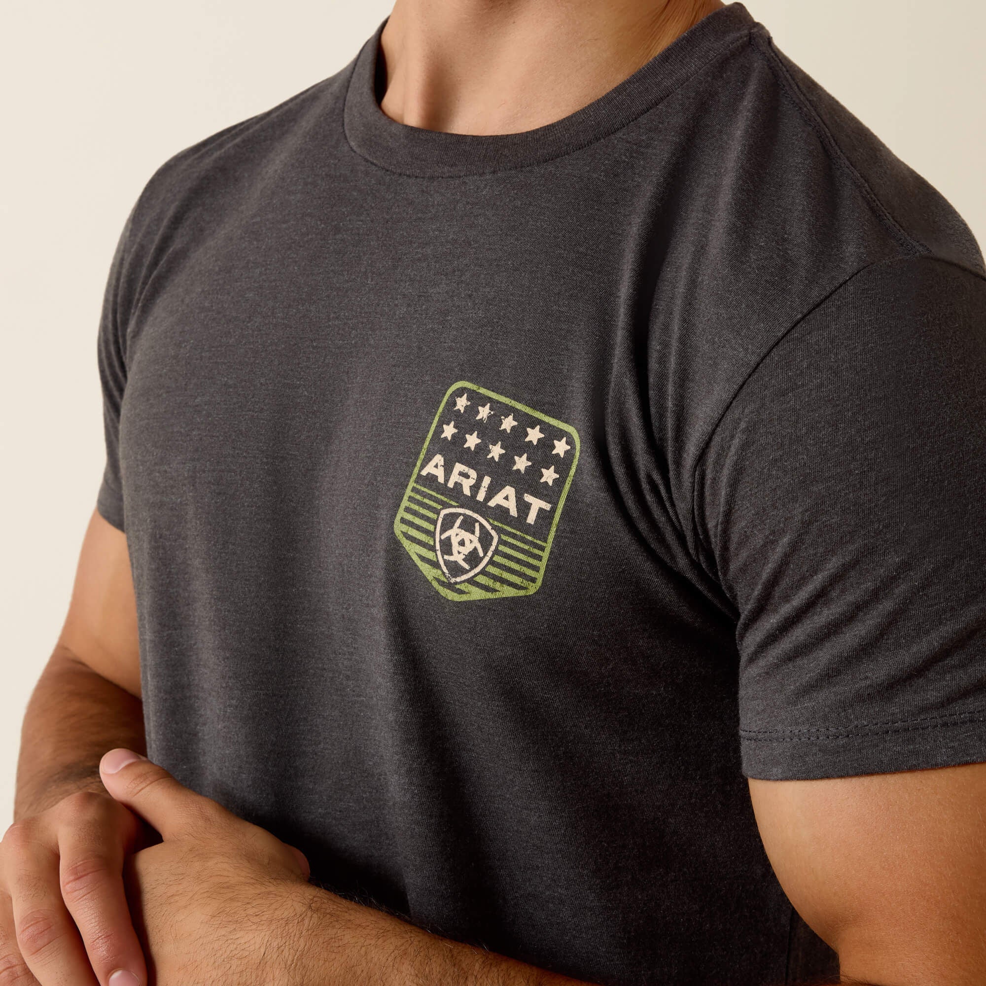Camiseta Ariat con raya y insignia patriótica