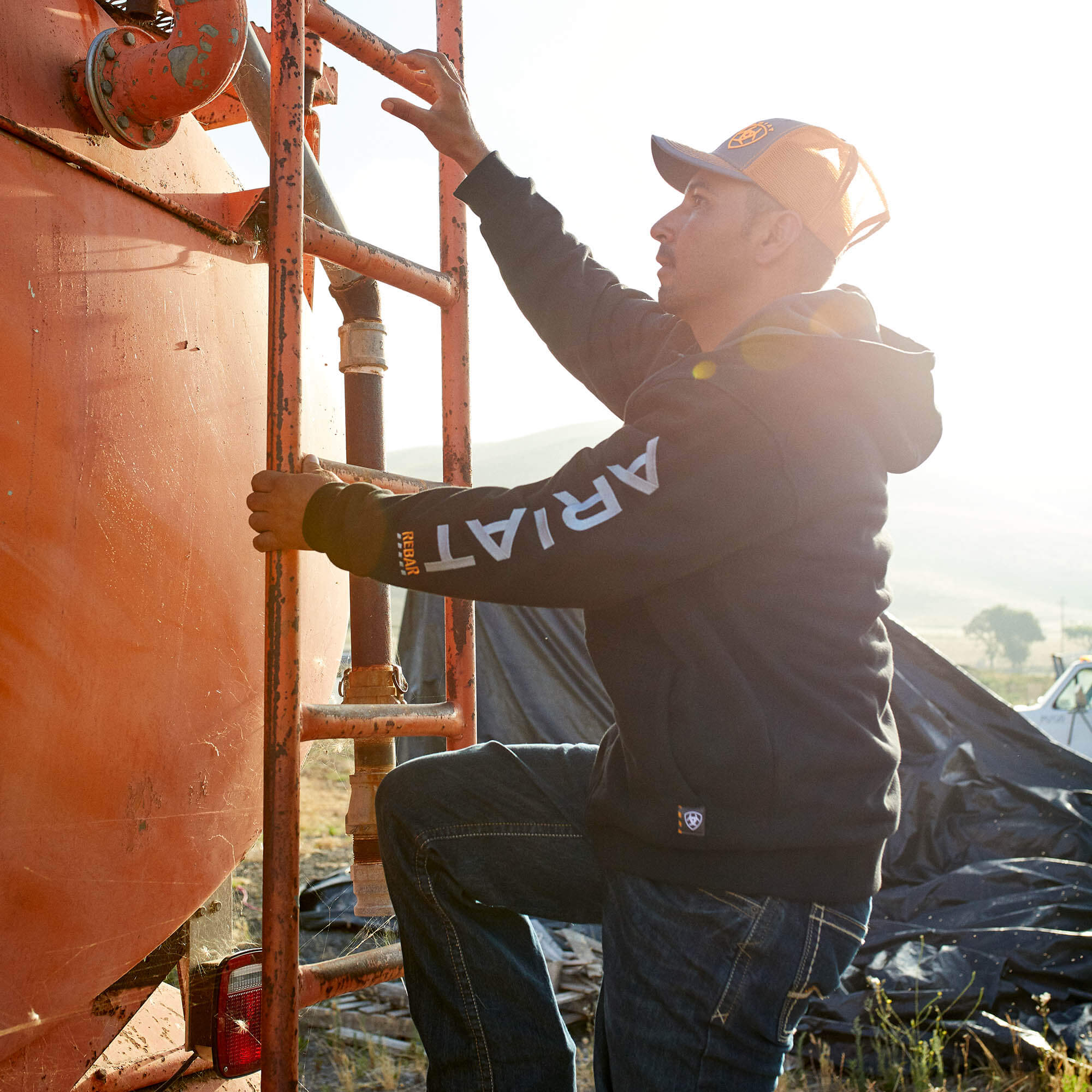 Sudadera con capucha y cremallera completa para todo tipo de clima Rebar 